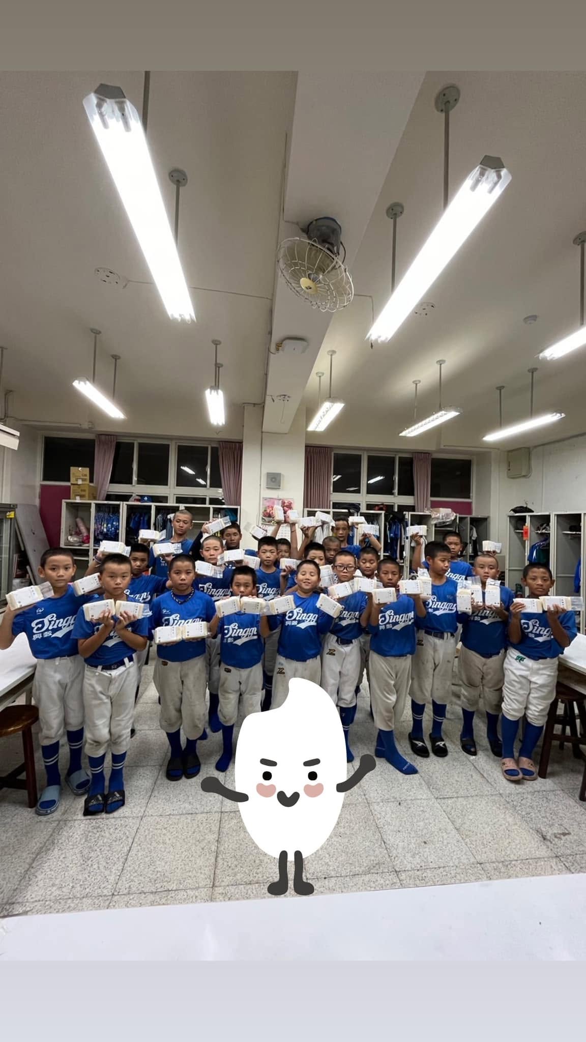 少棒隊球員手持愛心便當合影