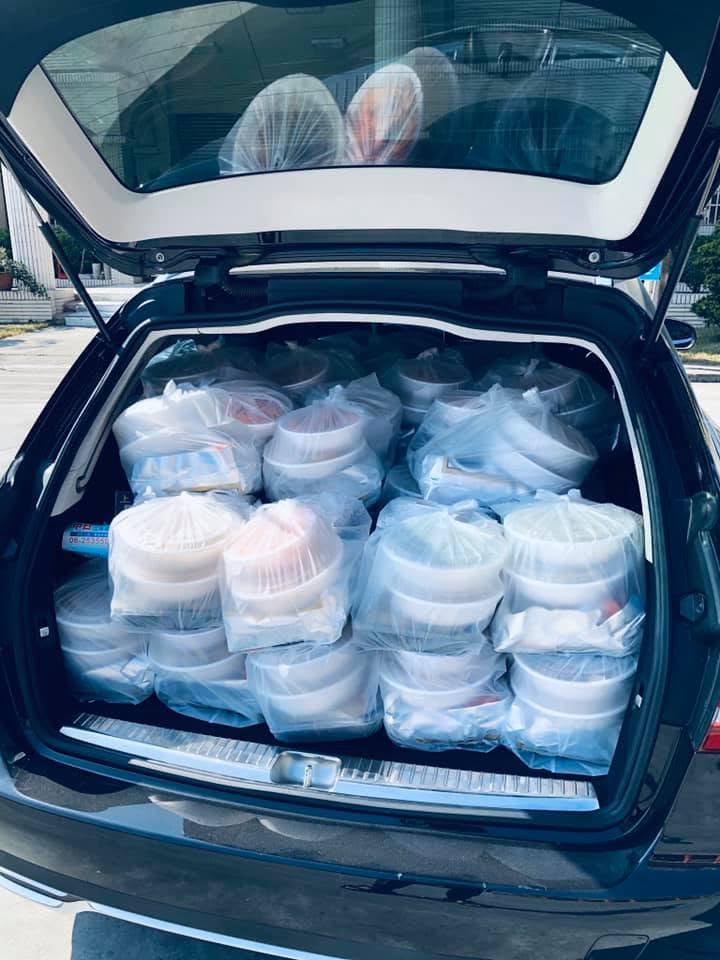 裝滿愛心便當的後車廂，準備出發分送
